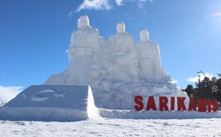 "Sarıkamış şehitleri" anısına yapılan kardan heykeller, ziyaretçilerine duygusal anlar yaşatıyor