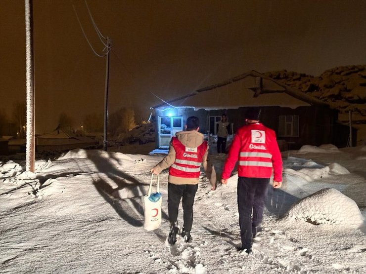 Van'da Kızılay ekipleri, ihtiyaç sahiplerine yardımlarını sürdürüyor