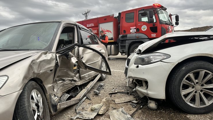 Adıyaman'da iki otomobilin çarpıştığı kazada 5 kişi yaralandı