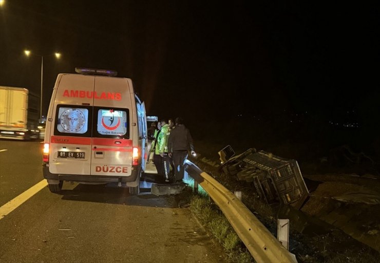 Anadolu Otoyolu'nda şarampole devrilen tırın sürücüsü yaralandı