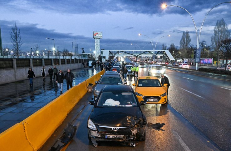 Ankara'da 26 aracın karıştığı zincirleme trafik kazasında 3 kişi yaralandı