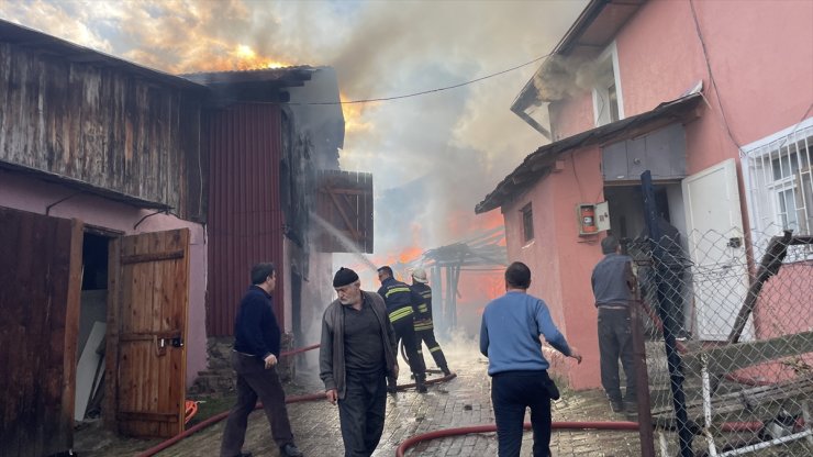 Bolu'da 2 katlı ev, samanlık, odunluk ve depo yandı