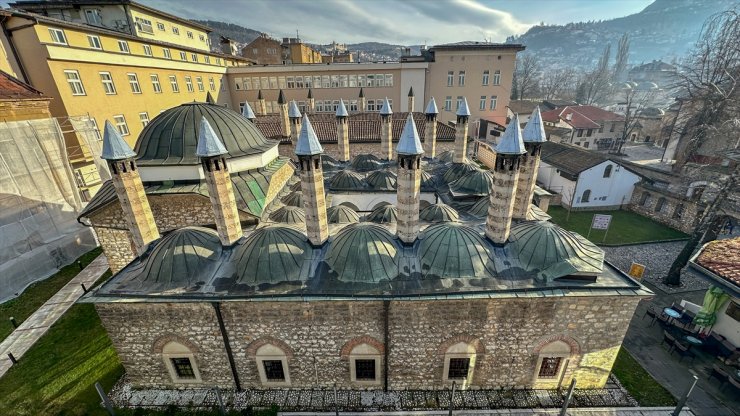 Boşnak baba oğul, mezunu oldukları 487 yıllık Gazi Hüsrev Bey Medresesi'ni anlattı