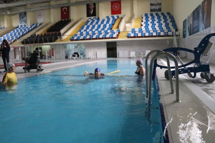 Burdurlu kas hastası genç, yüzme sporuyla hastalığına direniyor