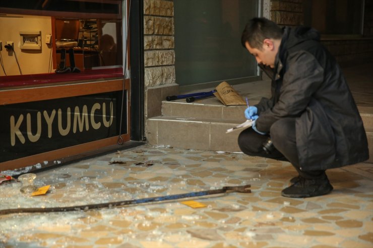 Bursa'da kuyumcudan hırsızlık anları kamerada