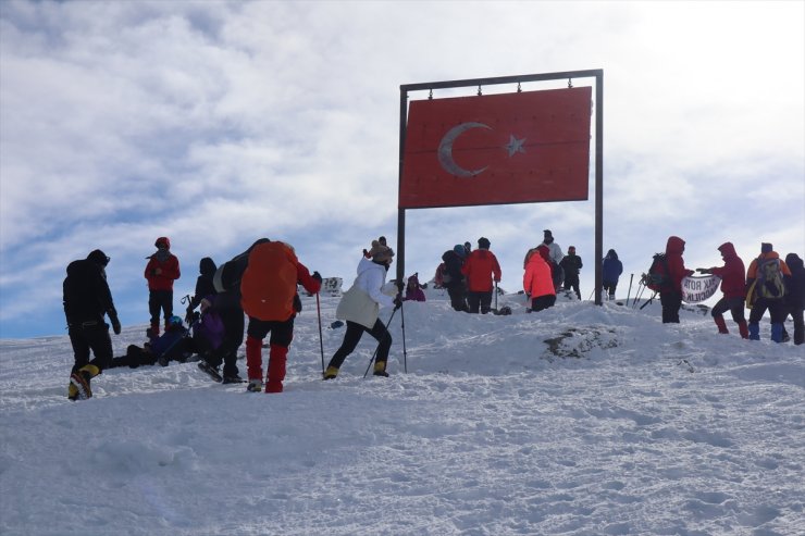 Dağcılar, Allahuekber Dağı zirvesinde Sarıkamış Harekatı'na katılan şehitleri andı