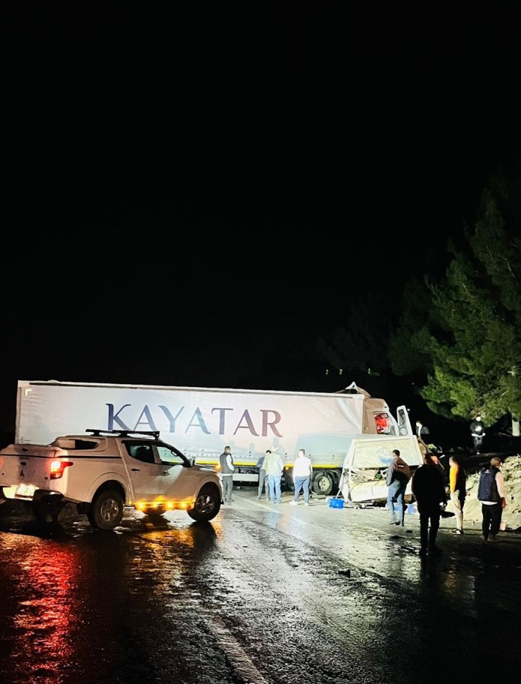 Denizli'de tır ile kamyonetin çarpışması sonucu 1 kişi öldü, 3 kişi yaralandı