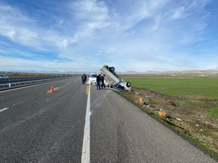 Diyarbakır'da devrilen kamyonetteki 3 kişi yaralandı