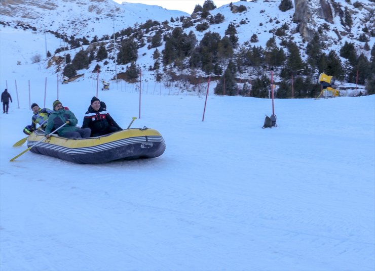 Erzincan'da doğa tutkunları karda rafting yaptı