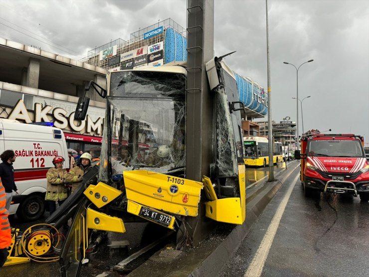 Esenyurt'ta İETT otobüsü yön tabelası direğine çarptı