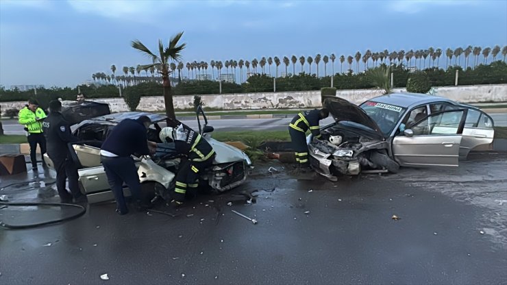 Hatay'da iki otomobilin çarpıştığı kazada 6 kişi yaralandı