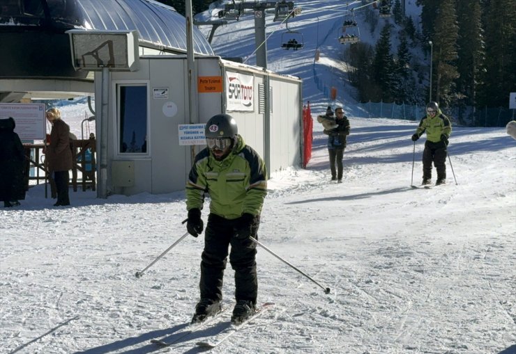 Ilgaz Dağı Kayak Merkezi'nde hafta sonu yoğunluğu yaşanıyor