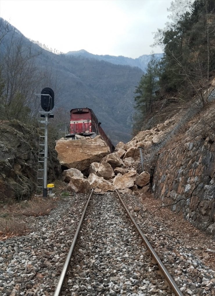 Karabük'te demir yoluna düşen kaya parçaları nedeniyle yük treni raydan çıktı