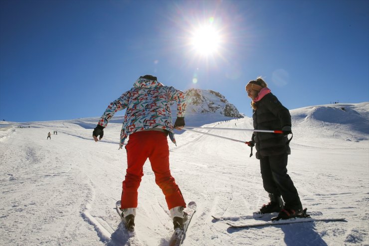 Kayak tutkunları, Hakkari'de 2 bin 800 rakımda kayak keyfi yaşıyor