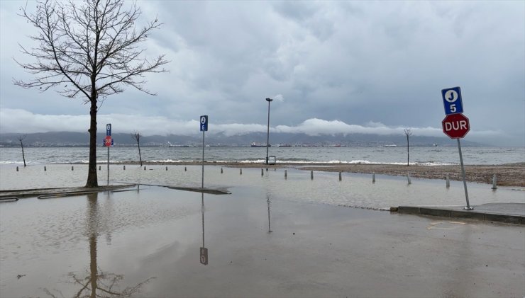 Kocaeli'de sahildeki açık otoparkın bir kısmını su bastı