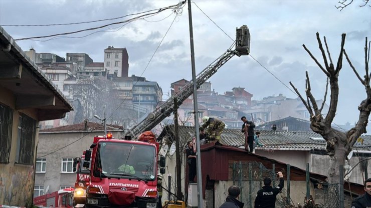 Şişli'de binanın çatısında çıkan yangın söndürüldü