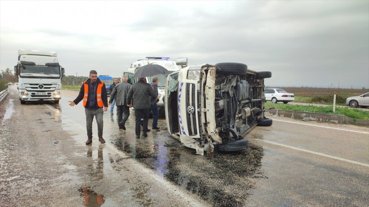 Adana'da minibüsün devrildiği kazada 8 kişi yaralandı