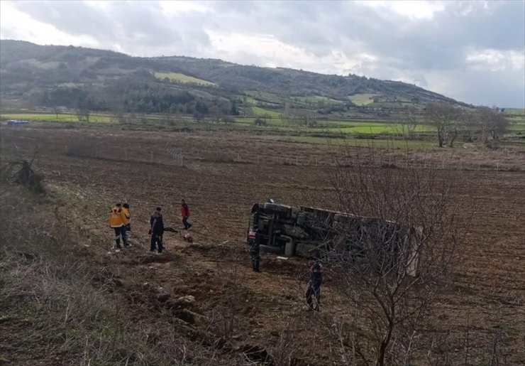 Balıkesir'de şarampole devrilen kamyonun sürücüsü öldü