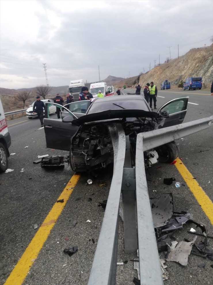 Elazığ'da bariyere çarpan otomobildeki 1 kişi öldü, 1 kişi yaralandı