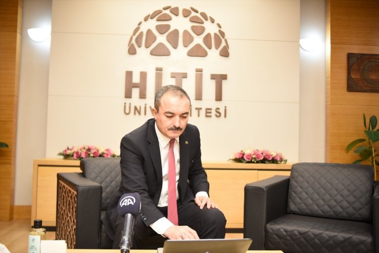 Hitit Üniversitesi Rektörü Öztürk, AA'nın "Yılın Kareleri" oylamasına katıldı