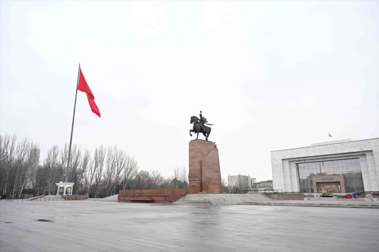 Kırgızistan'da tasarımında değişiklik yapılan ulusal bayrak, Bişkek'te göndere çekildi