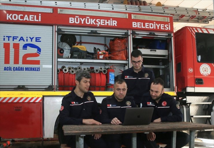 Kocaeli'de itfaiyeciler, AA'nın "Yılın Kareleri" oylamasına katıldı