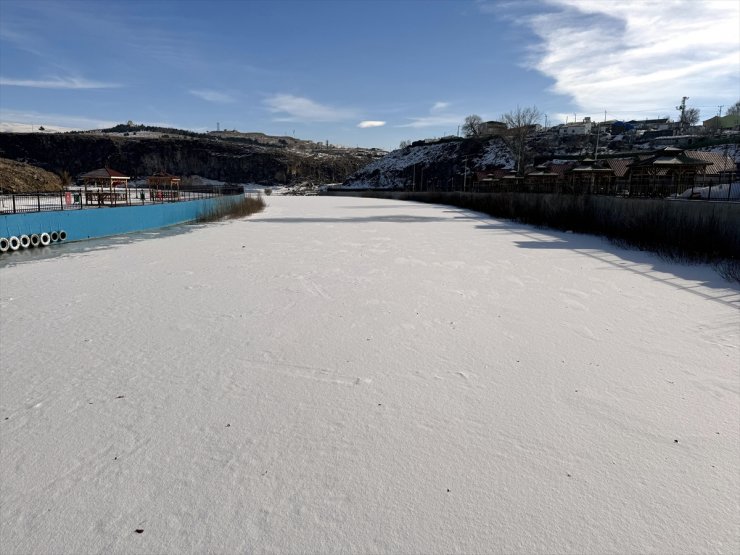 Ardahan, Kars ile Ağrı'da soğuk hava nehir ve gölleri dondurdu