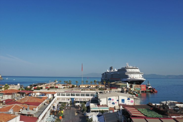 Kuşadası'na deniz yoluyla gelen turist sayısının bu yıl 1 milyona ulaşması bekleniyor