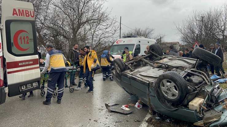 Kütahya'da elektrik direğine çarpan otomobildeki 5 kişi yaralandı