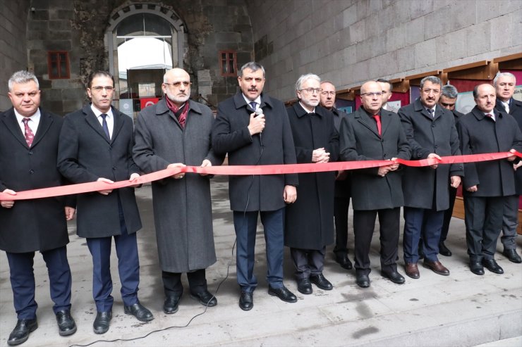 Tarihi Çifte Minareli Medrese'de "1001 Hatim Fotoğraf Sergisi" açıldı