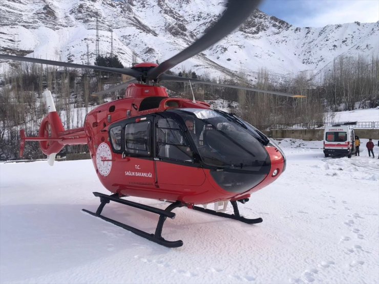 Van'da düşerek yaralanan kadın ambulans helikopterle hastaneye ulaştırıldı