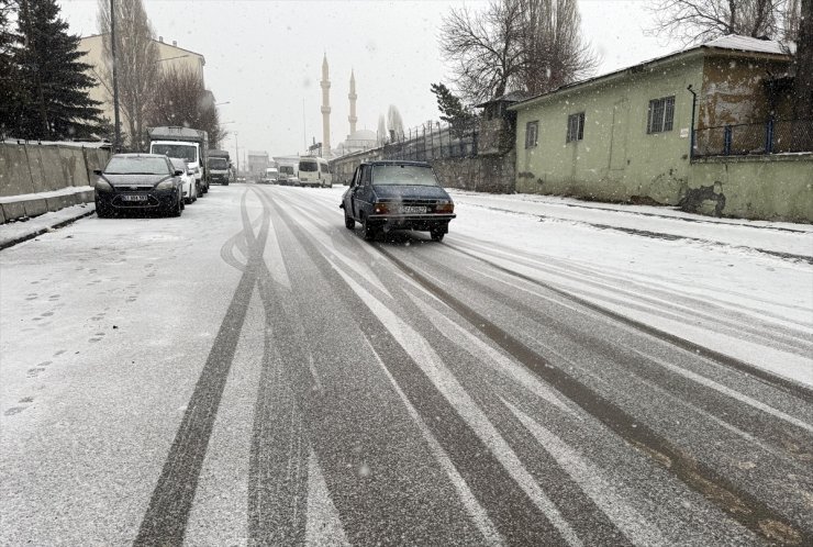 Ağrı ve Ardahan'da kar etkili oldu