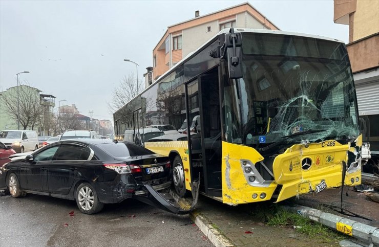 Ataşehir'de özel halk otobüsü park halindeki araçlara çarptı