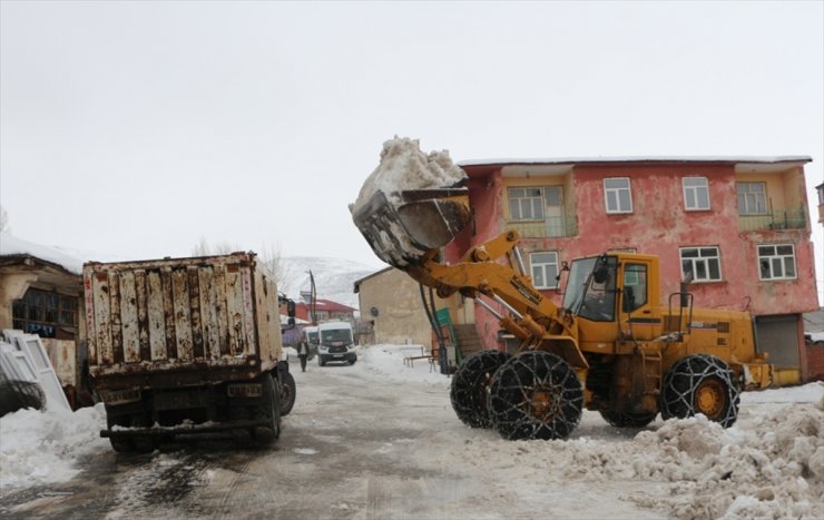 Bingöl Karlıova'da biriken kar ilçe dışına taşınıyor