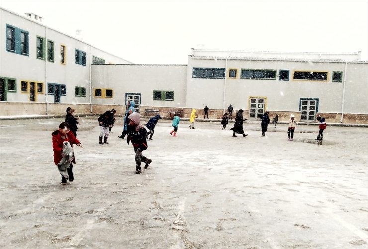 Çanakkale'nin bazı ilçelerinde kar etkili oluyor