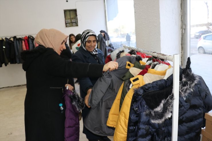 Deprem bölgesindeki yetim çocuklara giysi yardımı