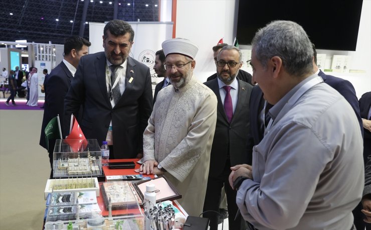 Diyanet İşleri Başkanı Erbaş, Cidde'de 2024 Yılı Hac ve Umre Hizmetleri Fuarı'nı ziyaret etti