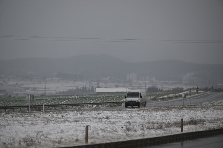 Edirne'nin yüksek kesimlerinde kar yağışı aralıklarla devam ediyor