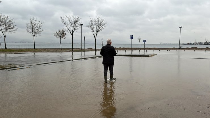 Kocaeli'de yükselen dalgalar nedeniyle sahil otoparkının bir kısmını su bastı