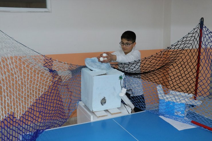 Ortaokul öğrencisinin atık malzemelerden yaptığı top fırlatıcı, masa tenisini sevdirdi