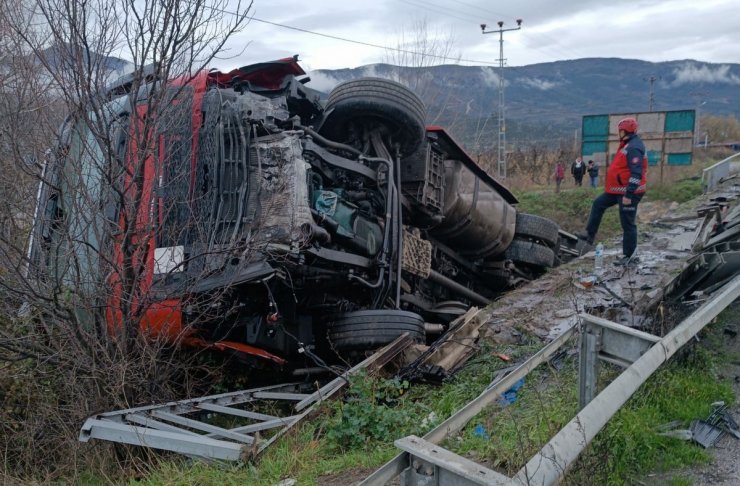 Sakarya'da dereye devrilen tırın sürücüsü yaralandı