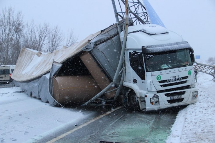 Tekirdağ'da buzlanma nedeniyle devrilen tır ulaşımda aksamaya neden oldu