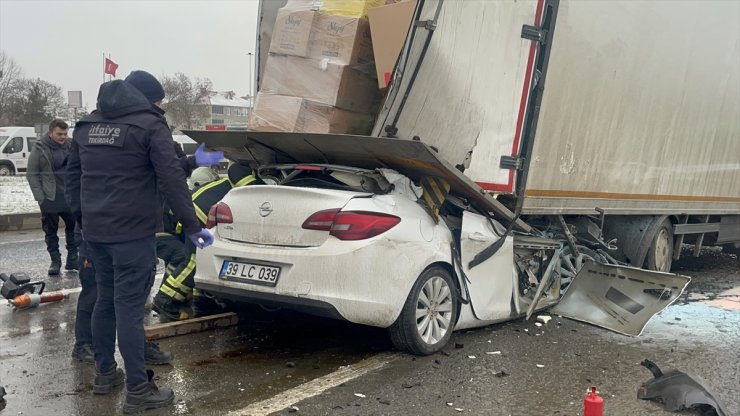 Tekirdağ'da trafik ışıklarında bekleyen kamyona çarpan otomobilin ehliyetsiz sürücüsü öldü