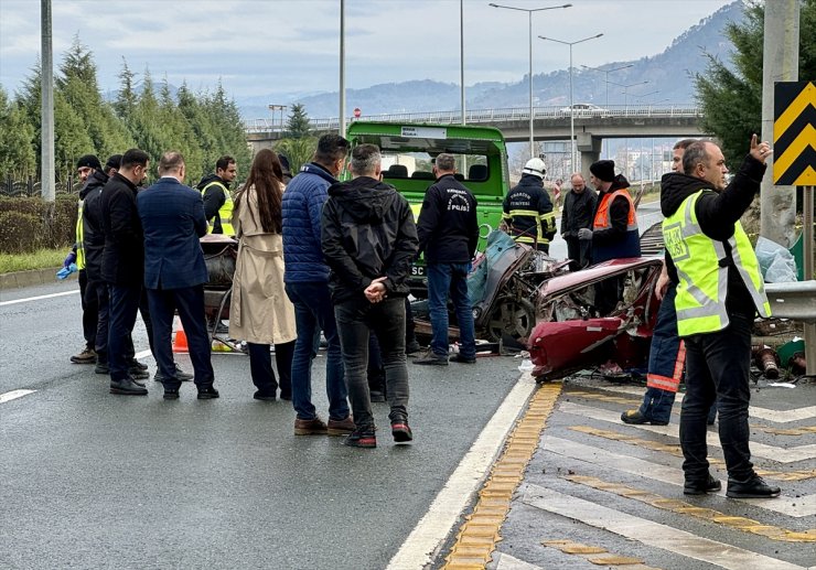 Trabzon'da otomobilin bariyerlere çarptığı kazada 2 kişi öldü, 2 kişi yaralandı