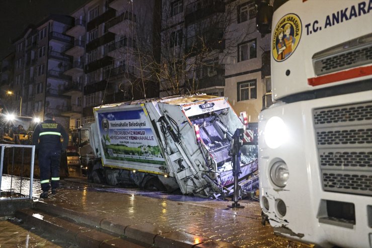 Ankara'da çöken yolda çöp kamyonu sıkıştı