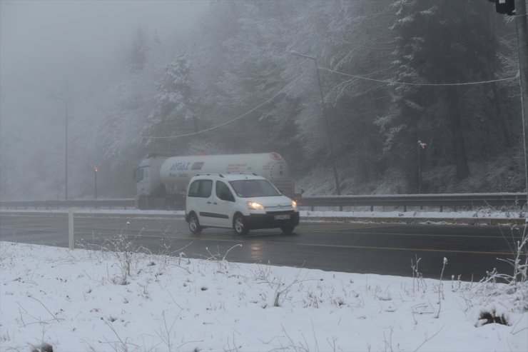 Bolu Dağı'nda kar ve sis etkili oldu