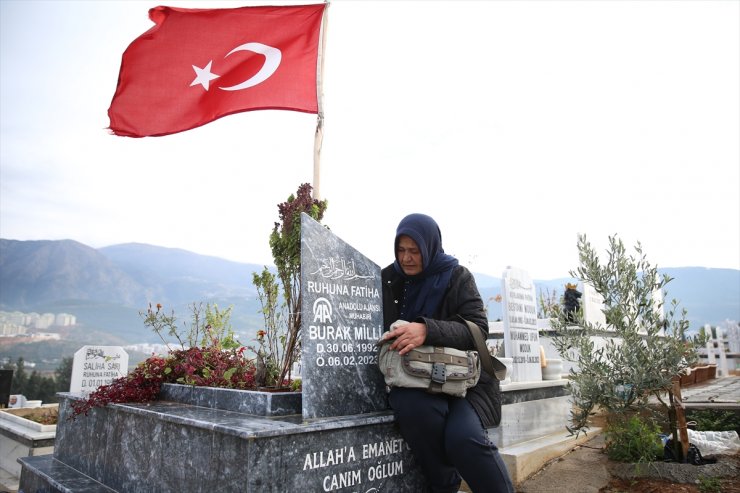 Depremde hayatını kaybeden AA muhabiri Burak Milli, mezarı başında anıldı