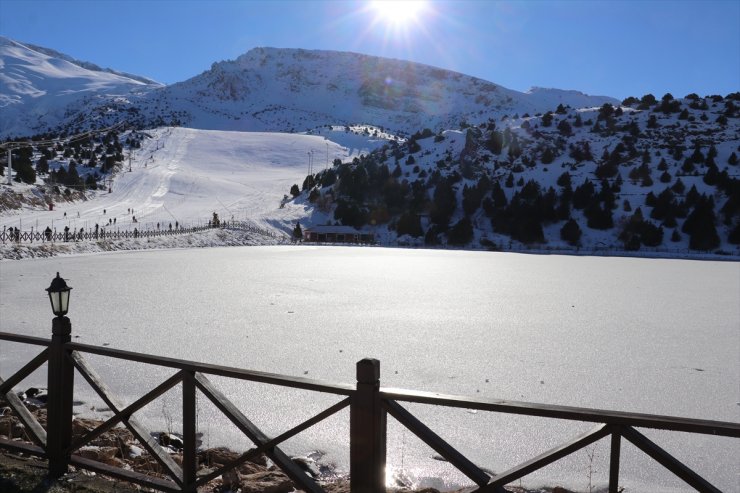 Erzincan'daki Ardıçlı Gölü'nün yüzeyi buz tuttu