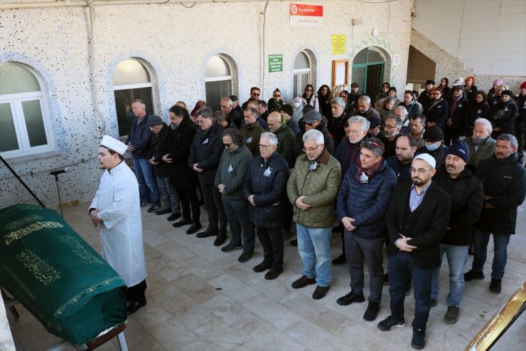 İzmir'de vefat eden şair Süreyya Berfe son yolculuğuna uğurlandı