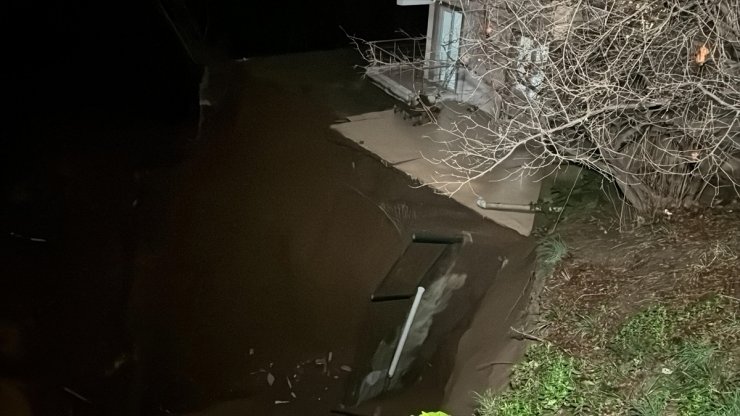 Kocaeli'de heyelan nedeniyle yıkılma tehlikesi bulunan bina boşaltıldı